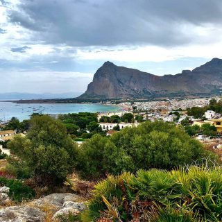 Questa volta il Buon Ferragosto ve lo auguriamo così: con gli scatti di Marco, un caro vecchio cliente che ogni anno ci sceglie per scoprire angoli diversi della #SiciliaMai come quest'anno ci rendiamo conto del privilegio e della responsabilità che abbiamo nel fare questo lavoro. Che possiate trascorrere in serenità e in famiglia questa giornata! Enjoy #Sicily!_#zagaregelsomini#transfer#sanvitolocapo #viaggiareinsicilia