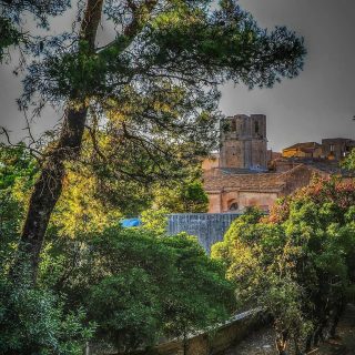Una giornata da Borgo._repost from @ilmoro54 👇Mi piace l'autunno....il malinconico "Autunno" che arriva dopo quei lunghi giorni d'estate, confesso mi mancava.Mi mancavano gli scrosci di pioggia che esaltano le emozioni, mi mancavano le grigie nuvole che cambiano forma di continuo...rincorrendosi per poi andare chissà dove...Mi mancava lo spettacolo della danza delle foglie che si vestono dei colori più intensi e caldi , mi mancava il profumo delle caldarroste che trovo ad ogni angolo di strada in una grande nuvola di fumo bianco che si alza verso il cielo , mentre scende il  buio precoce della sera.#ilmoro54ioscrivo  #ilmoro54erice_#erice #sicily #sicilia