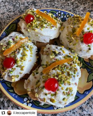 Oggi la Sicilia ha un unico colore! #Repost @il.leccapentole• • • • • •Palermo - Sicily - Italia_Di tutte queste “feste” amo il fatto che ci sia un dolce, un piatto tipico da gustare per quell’occasione 😍 per San Giuseppe, qui a Palermo, si mangia pasta con le sarde, pane cunzato e di certo non ci facciamo mancare il dolce, SFINCIA DI SAN GIUSEPPE 🤍🤍 la preparazione è la stessa della pasta choux, la differenza è che questa viene fritta piuttosto che cotta al forno! È qualcosa di indescrivibile 👨‍👧‍👦👨‍👧‍👦👨‍👧‍👦⬇️⬇️⬇️👔 in una pentola ho messo insieme 75 gr di strutto, 250 gr di acqua, 10 gr di zucchero e 5 gr di sale👔 arrivati ad ebollizione aggiungo un pizzico di bicarbonato e, tutta in una volta, 250 gr di farina 00, cercando di mescolare ed amalgamare bene il composto 👔 si otterrà un composto grezzo e compatto, non appena si forma una patina bianca sul fondo della pentola, sarà pronto👔 lo passo in planetaria e lo faccio raffreddare, poi aziono la planetaria con le fruste e aggiungo, uno per volta, 7 uova intere👔 si otterrà un composto abbastanza denso, con l’aiuto di un cucchiaio prelevo delle dosi che andrò direttamente a friggere👔 ogni sfincia vuole il suo tempo per la cottura, infatti in questo caso io utilizzo lo strutto, circa mezzo kilo, le rende asciutte e per niente unte, ma se volete potete utilizzare l’olio di semi che preferite 😁 e poi farcite con crema di ricotta Io ne ho già mangiate due, voi??😍😍 #happysfinciaday 🎉🎉#sfincia #sfinciadisangiuseppe #sfinciaday #palermo #palermocity #sicilia #sicily #siciliabedda #tradizioni #tradizioniculinarie #tradizionesiciliana #food #foodporn #foodphotography #foodlover #foodblogger #pastry #pastryporn #art #fathersday #yummy #tradition