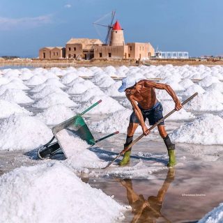Per tutti voi che siete tornati al lavoro o state ancora desiderando le ferie. 
Uno scatto incredibile di un lavoro faticoso, ma al contempo affascinante. 👇
repost from @volgotrapani 
Saline Della Laguna

Foto di @anselmoeditore 
Selezionata da: @gaspare777 
Esplora la mappa interattiva @volgomappa, segui il nostro profilo nazionale @volgoitalia

Per eventi e collaborazioni link in bio  #ilikeitaly #volgoitalia #volgosicilia #volgotrapani  #sicilia #sicily #italia #italy #mediterraneo #tourism #instatravel #traveling #mediterranean #sizilien #travelworld  #siciliabedda #Trapani #italie #city #trip #egadi #beautifulview #viaggiare #viaggio #viaggi #turismo #marsala #salinemarsala #salinedellostagnone #salinedellalaguna